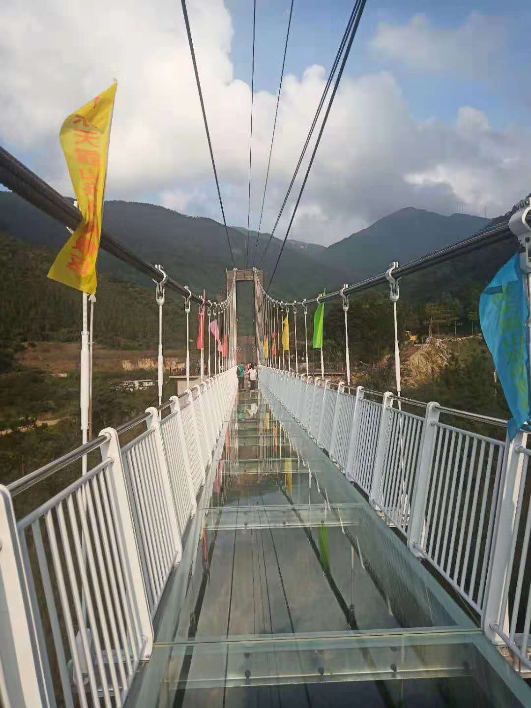 广东云浮市天露山玻璃吊桥