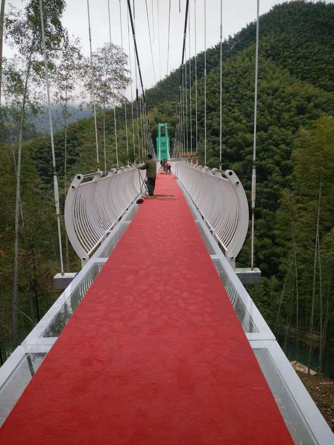安徽黟县三峡竹海玻璃吊桥即将竣工
