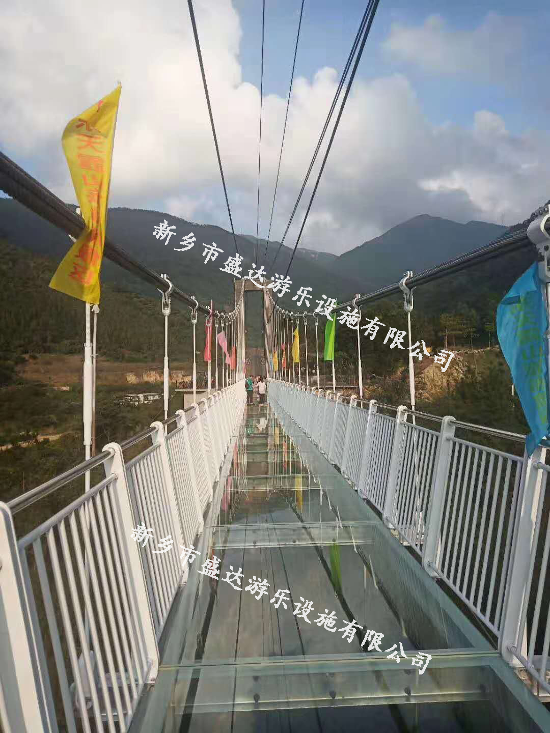 广东云浮市天露山玻璃吊桥