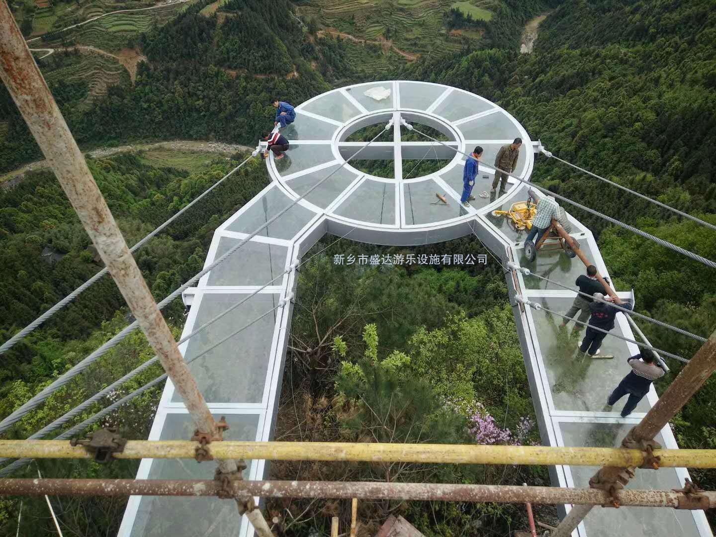 湖南怀化穿岩山玻璃观景台即将竣工，盛达索桥--专业制造