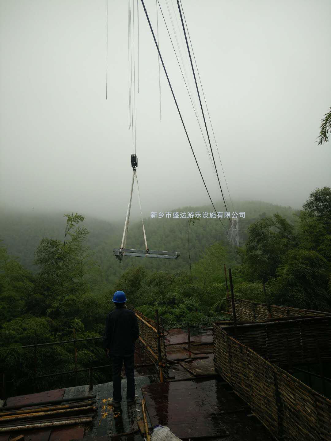 浙江杭州山沟沟景区玻璃吊桥施工中