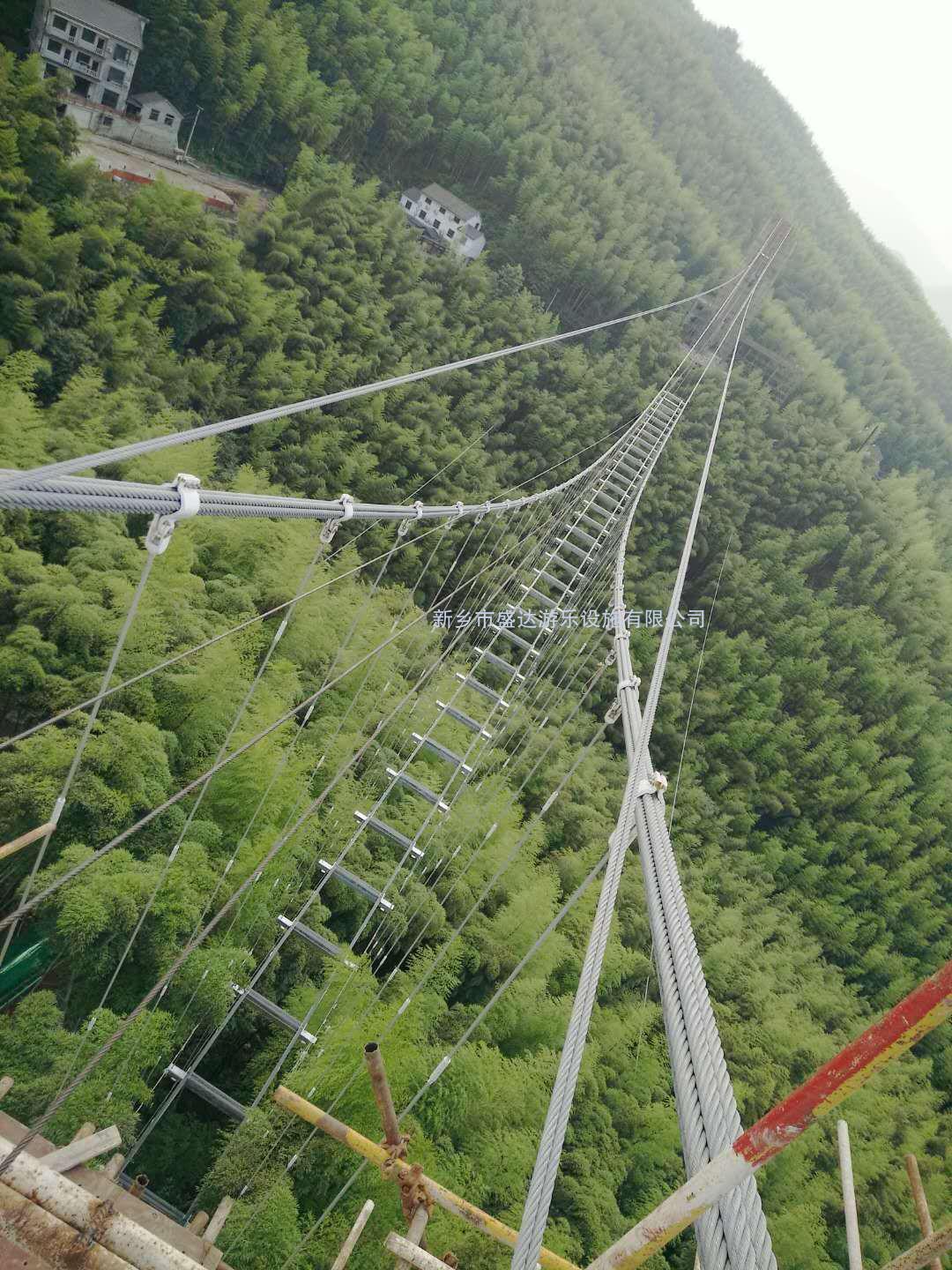 浙江杭州山沟沟景区玻璃吊桥施工中