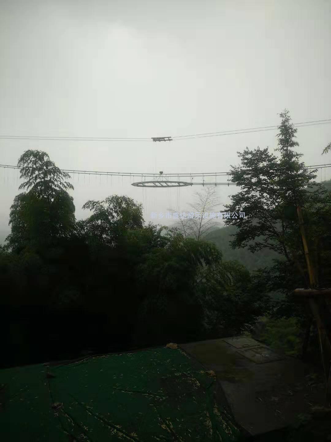 浙江杭州山沟沟景区玻璃吊桥圆盘吊装成功